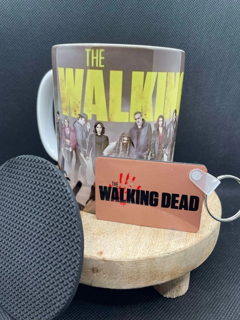 🎁 Conjunto Caneca – Caneca + Chaveiro + Sousplat – The Walking Dead 🧟 – photo 2